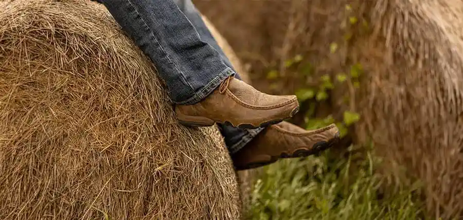 twisted-x-boot-stepping-on-grass-in-an-outdoor-setting