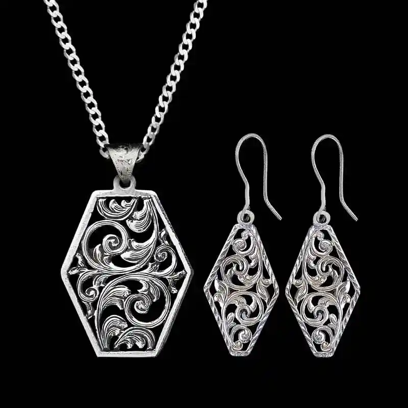 Mayflower Engraved Necklace Set